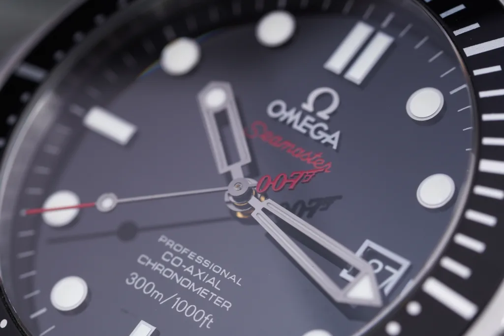 close-up-examination-checking-hands-dial-omega-007-seamaster-watch-dial-lume
